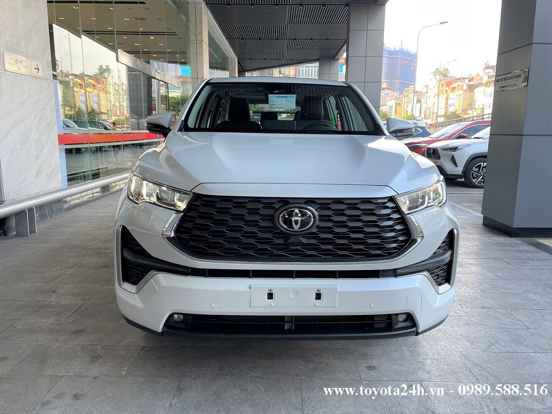 toyota-innova-cross-hybrid-mau-trang-ngoc-trai